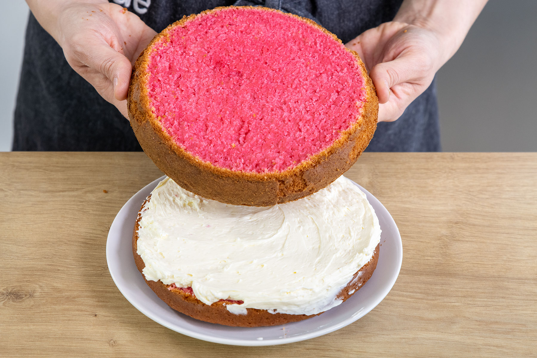 zweiten Boden auf die Buttercremeschicht legen