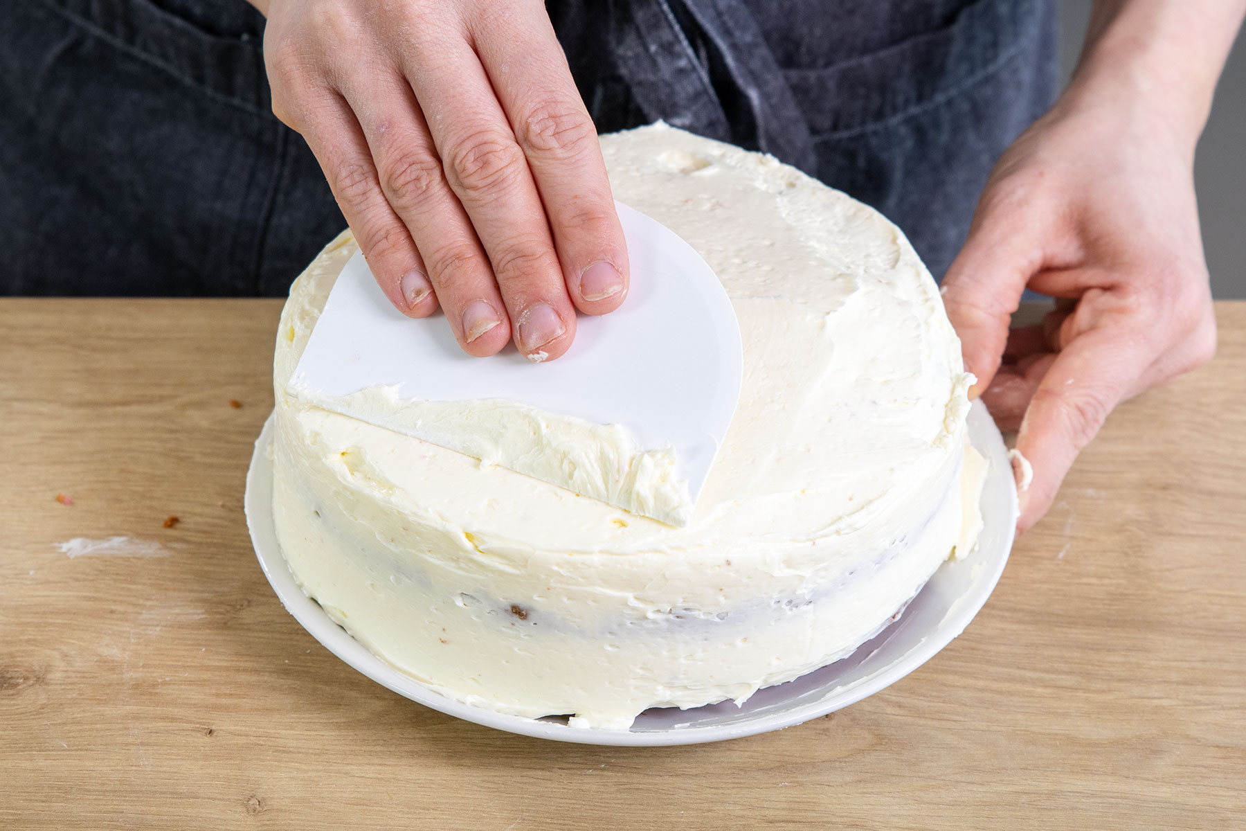 Comic-Torte mit Buttercreme einstreichen