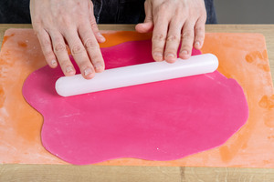 pinkes Fondant ausrollen