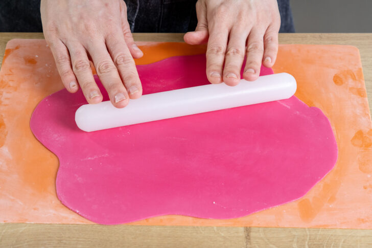 pinkes Fondant ausrollen