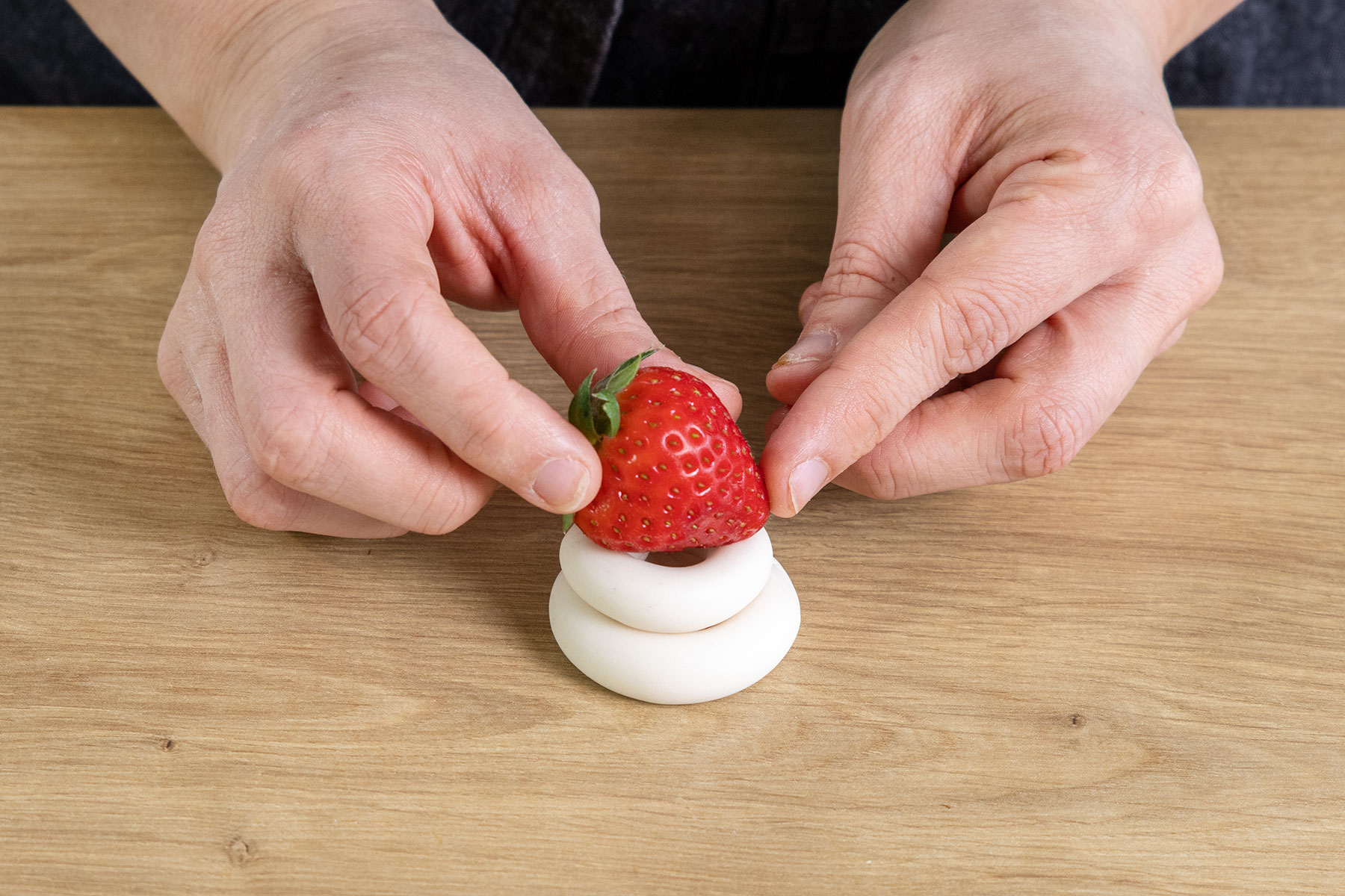 Erdbeere auf die Ringe setzen