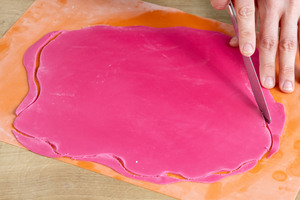 Fondantdecke für die Comic-Torte zuschneiden