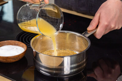 Orangensaft zum Couscous geben