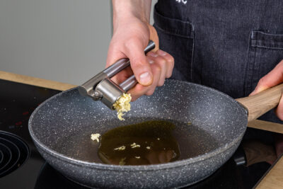 Knoblauch pressen