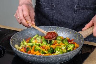 Tomatenmark dazugeben