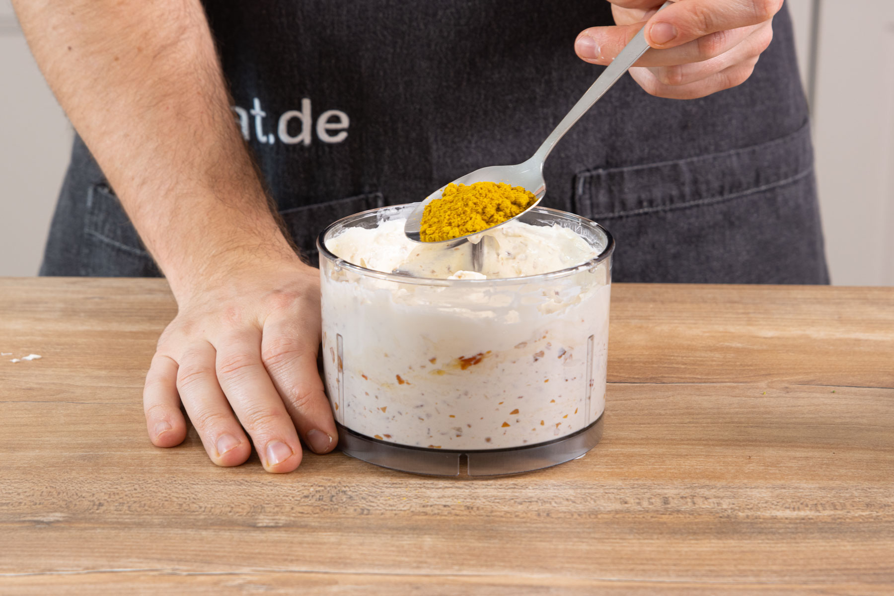 Das Curry und die restlichen Gewürze mit in die pürierte Masse geben.