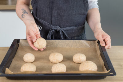 Teiglinge auf ein Blech legen