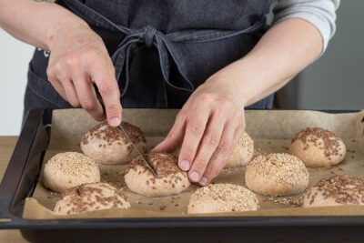 Dinkelvollkornbrötchen einschneiden