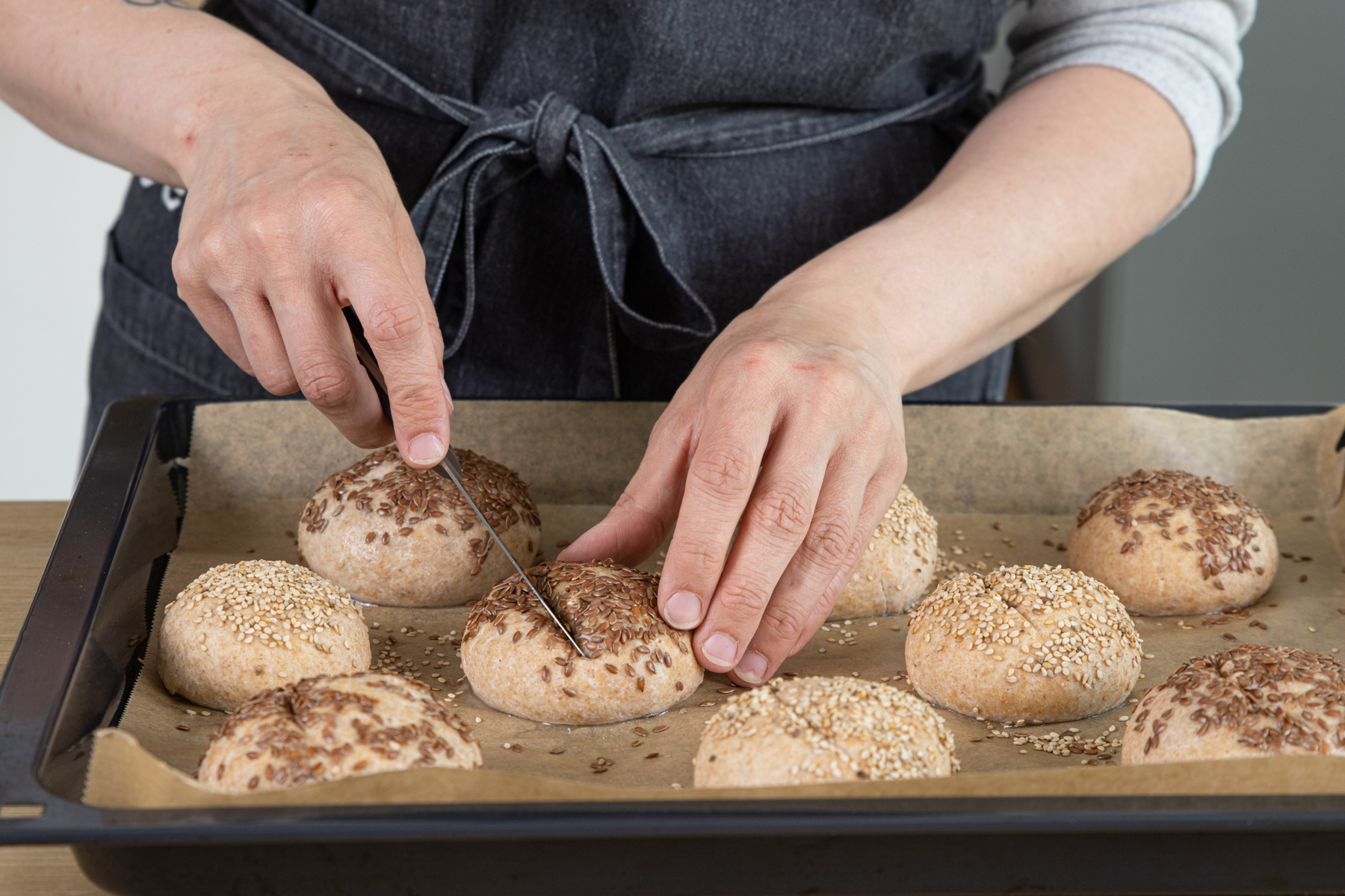 Dinkelvollkornbrötchen einschneiden