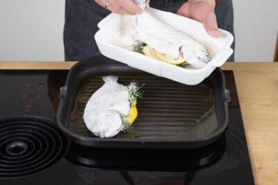Die mehlierte Dorade in die Pfanne geben.