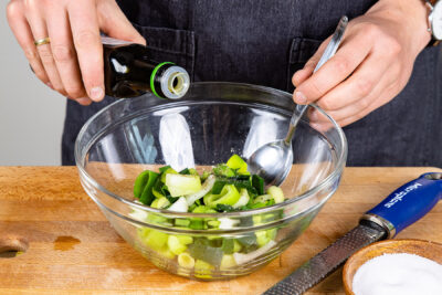 Einfachen Lauchsalat würzen