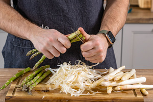 Spargel schälen