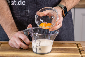 Eigelb zur Sahne geben