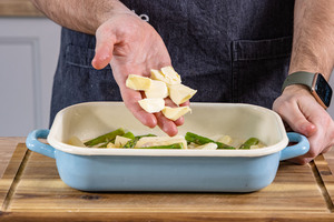 Butterflocken über Spargel verteilen