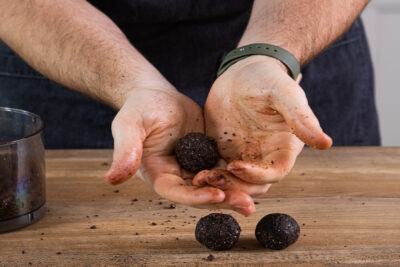 Aus der Masse kleine Energy Balls aus Datteln formen.