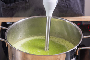 Erbsencremesuppe mit dem Mixstab pürieren