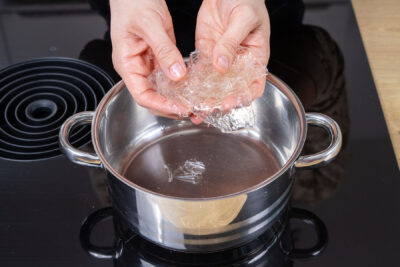 Gelatine in den Topf geben