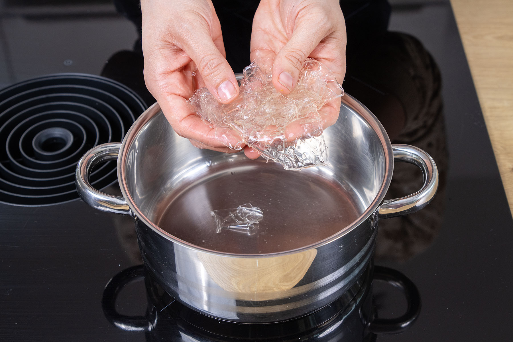 Gelatine in den Topf geben