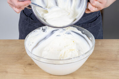 Gelatine-Creme zur restlichen Philadelphia-Creme geben