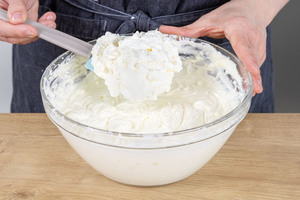 Sahne zur Philadelphia-Creme geben