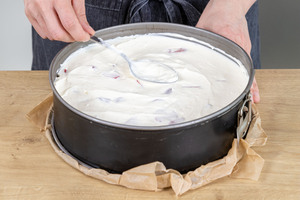 Philadelphia-Erdbeer-Creme in die Springform auf den Keksboden der Erdbeer-Philadelphia-Torte geben