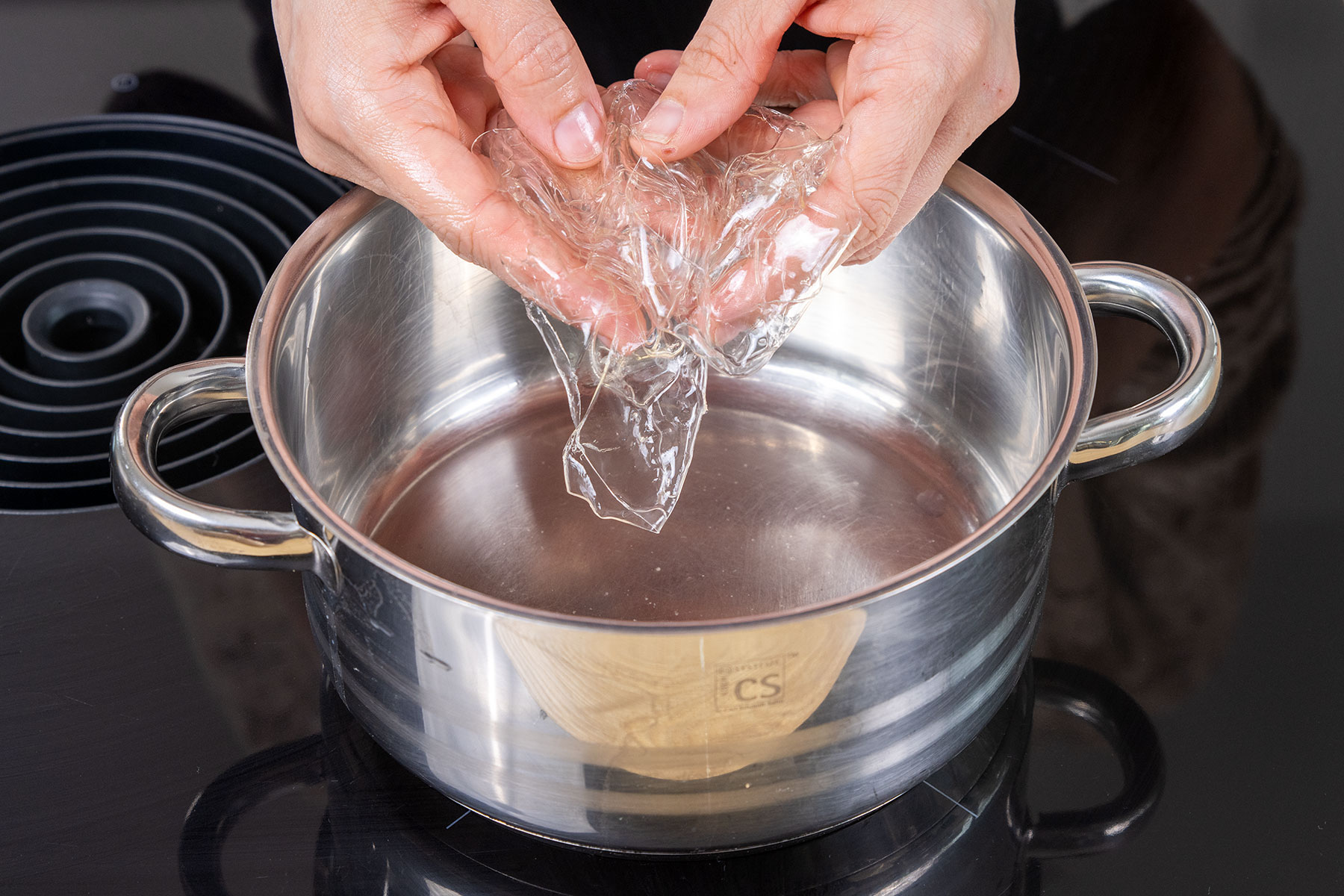 Gelatine in den Topf geben