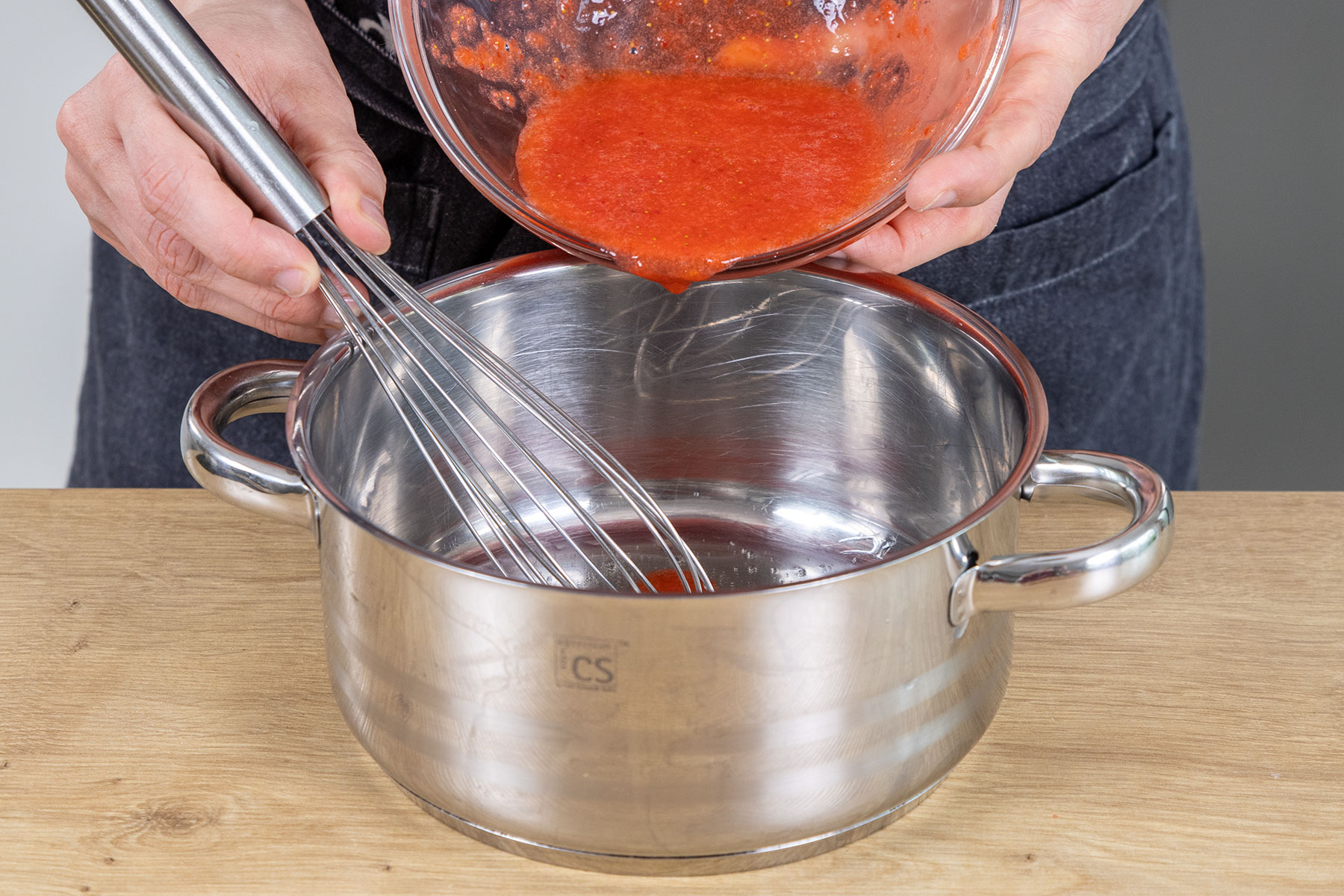 Erdbeerpüree zur Gelatine geben