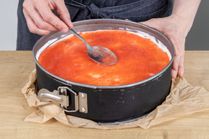 Fruchtspiegel auf die Erdbeer-Philadelphia-Torte streichen