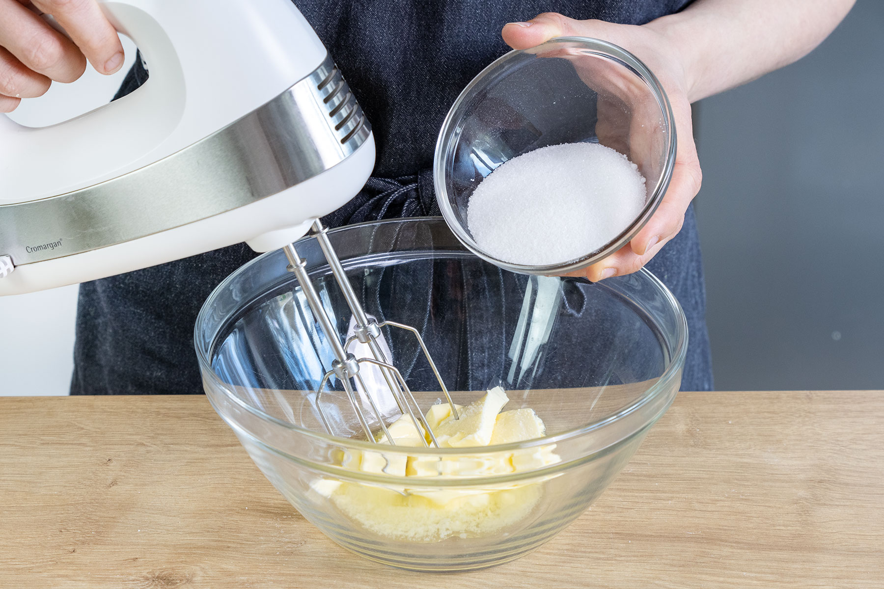 Zucker zur Butter geben