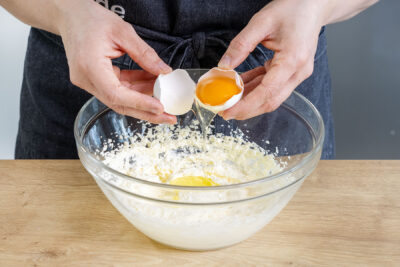 Ei zu der Buttermasse geben