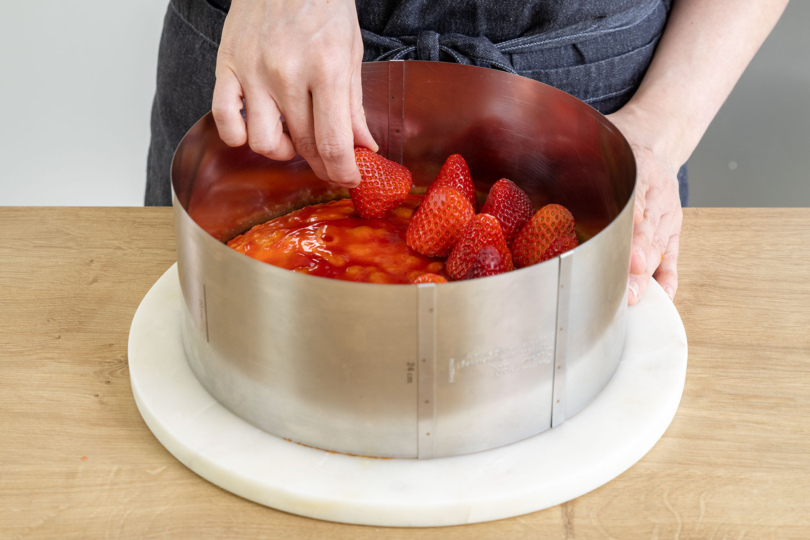 Erdbeeren auf die Marmeladenschicht geben