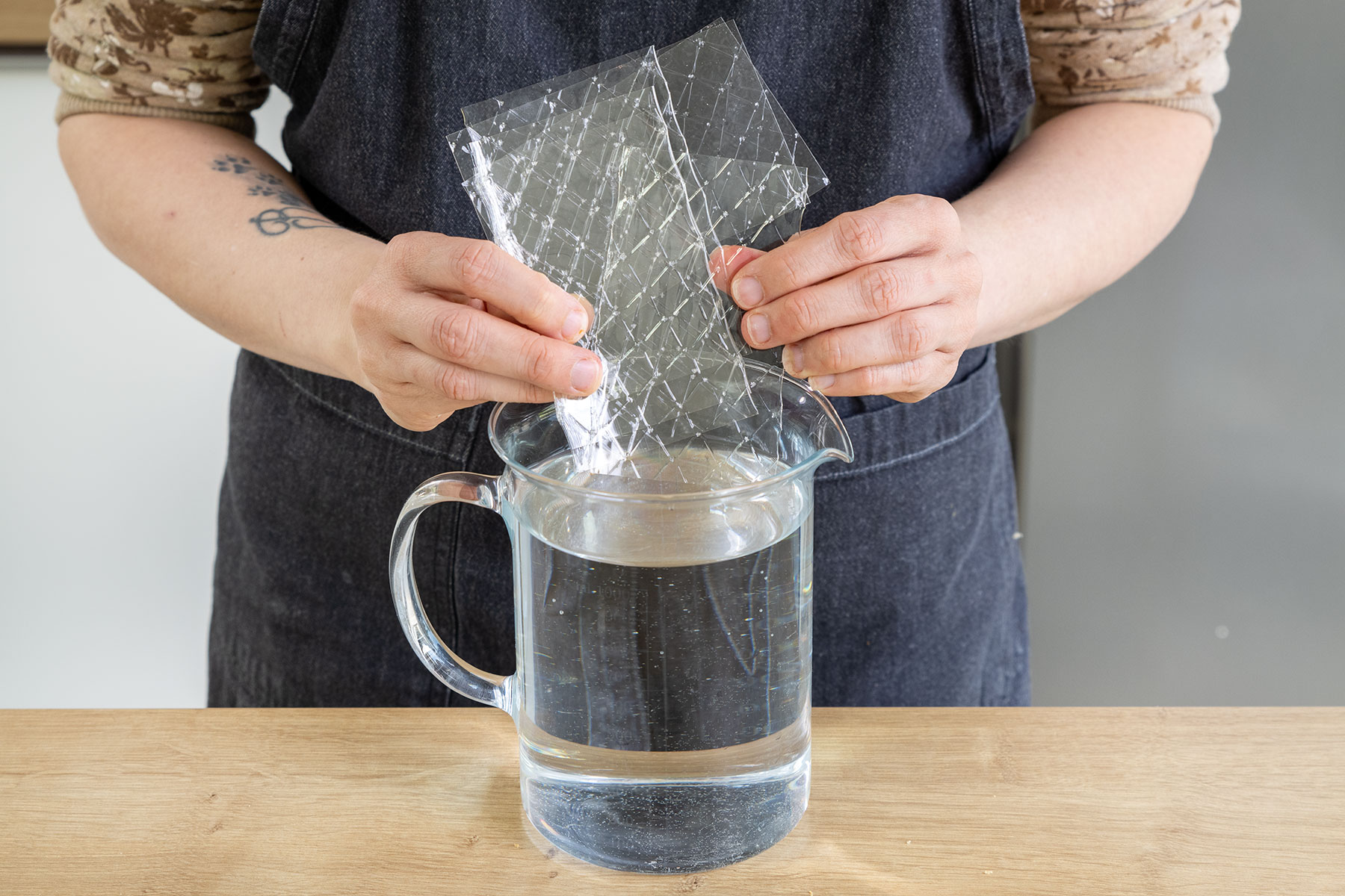 Gelatine ins kalte Wasser geben