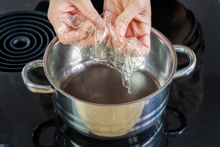 Gelatine in den Topf geben