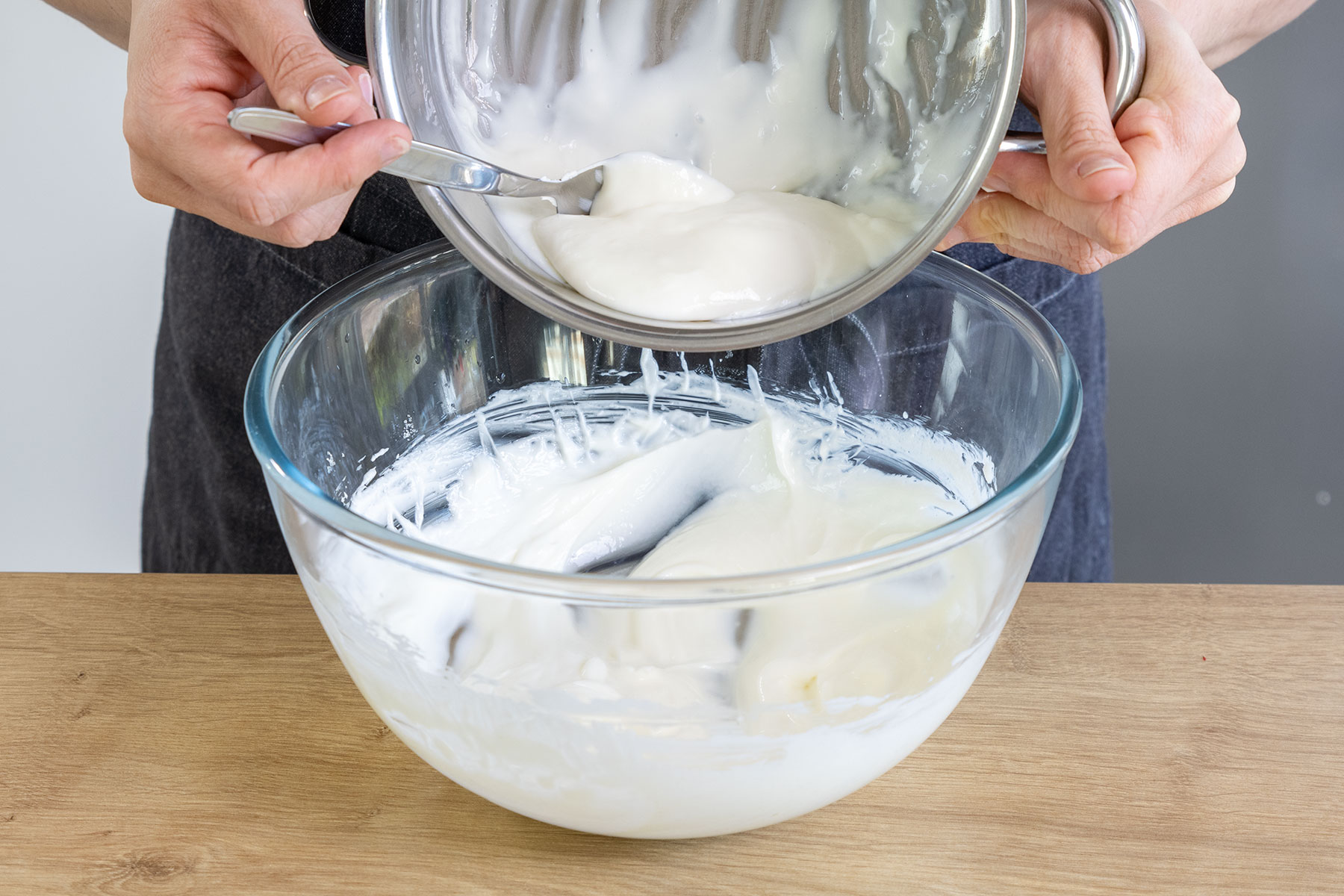 Gelatine-Quark-Masse zur Quarkcreme geben