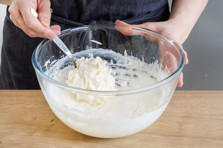 Sahne unter die Creme rühren