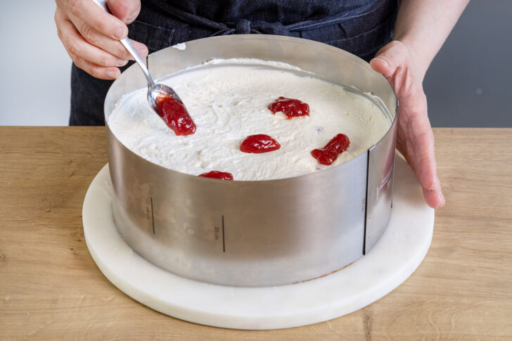 Erdbeermarmelade auf die Erdbeer-Quark-Torte geben