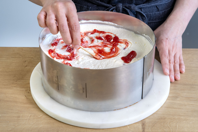 Marmeladenmuster auf der Erdbeer-Quark-Torte kreieren