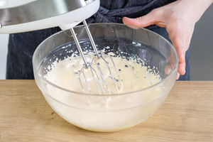 Eigelb mit Zucker aufschlagen