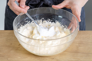Eischnee unter Eigelbmasse heben