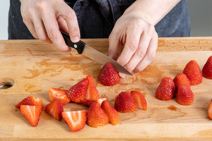 Erdbeeren halbieren