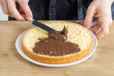 Tortenboden mit Nuss-Nougat-Creme bestrichen
