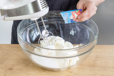 Sahnesteif zur Mascarpone in die Schüssel geben