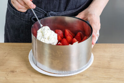 Creme auf die Erdbeeren geben