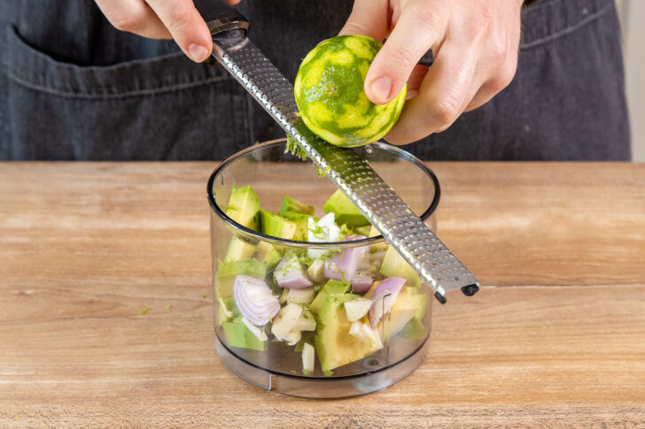Limettenschale abreiben