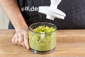 Avocado, Zwiebel und Knoblauch pürieren