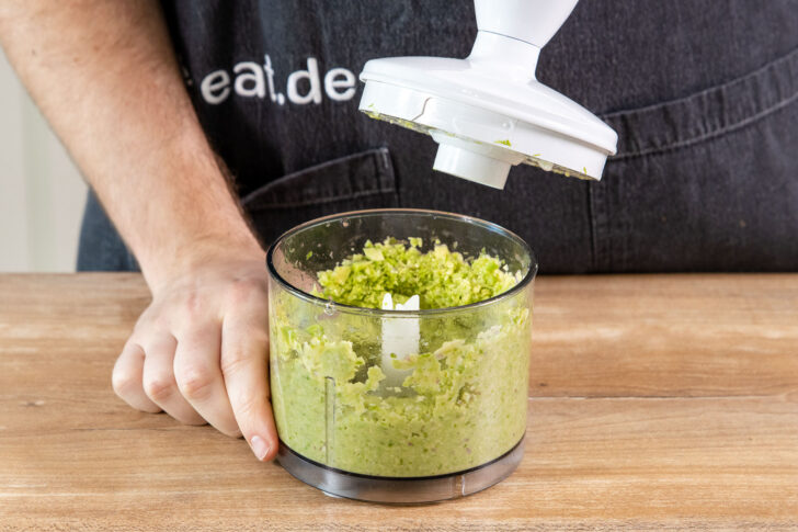 Avocado, Zwiebel und Knoblauch pürieren