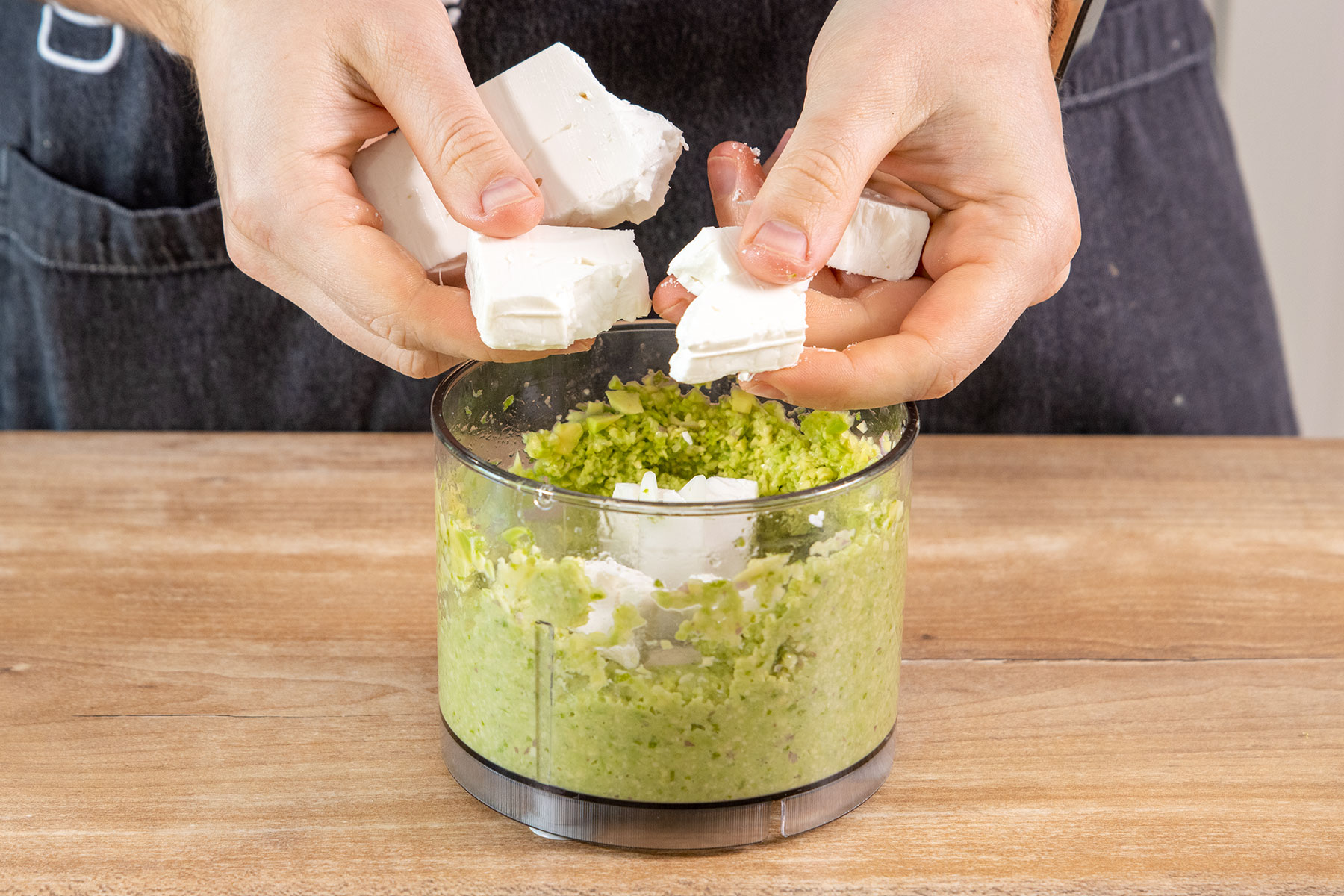 Feta zu dem Feta-Avocado-Dip geben