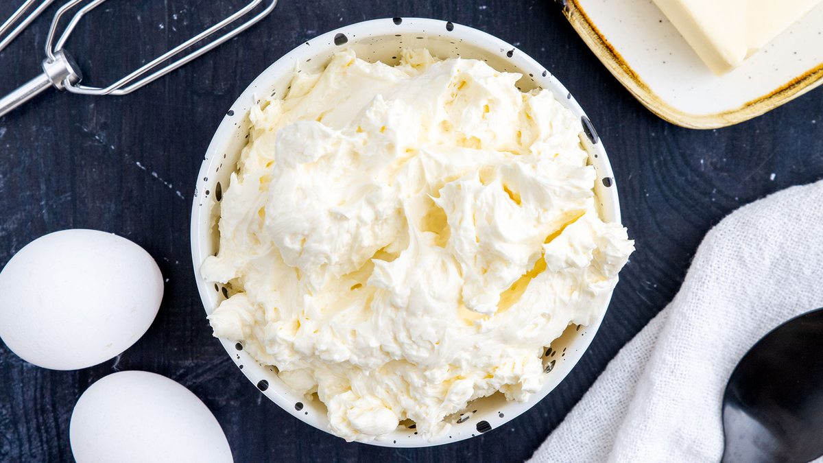Fondanttaugliche Swiss Meringue Buttercreme | Rezept - eat.de