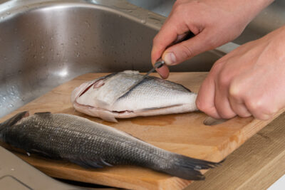 Fisch entschuppen