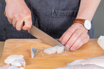 Fisch in Stücke schneiden